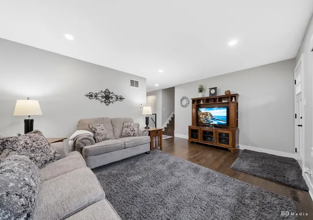 Photo 3 of Single family home for sale at 5806 Rob Roy Dr, Oak Forest, IL 60452 | MLS# 12736958 | Listing updated on 2026-09-21