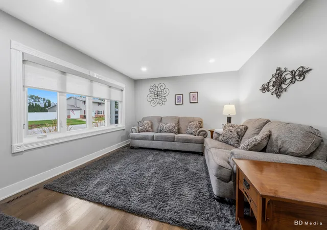 Photo 4 of Single family home for sale at 5806 Rob Roy Dr, Oak Forest, IL 60452 | MLS# 12736958 | Listing updated on 2026-09-21