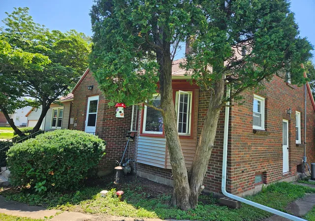 Photo 2 of Single family home for sale at 1517 W Kimberly Rd, Davenport, IA 52806 | MLS# 12736963 | Listing updated on 2026-10-22