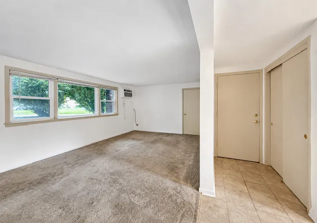 Listing Photo 4 - Condo for sale in building located at 5629 6Th Ave, Countryside, IL 60525 - Unit #1B