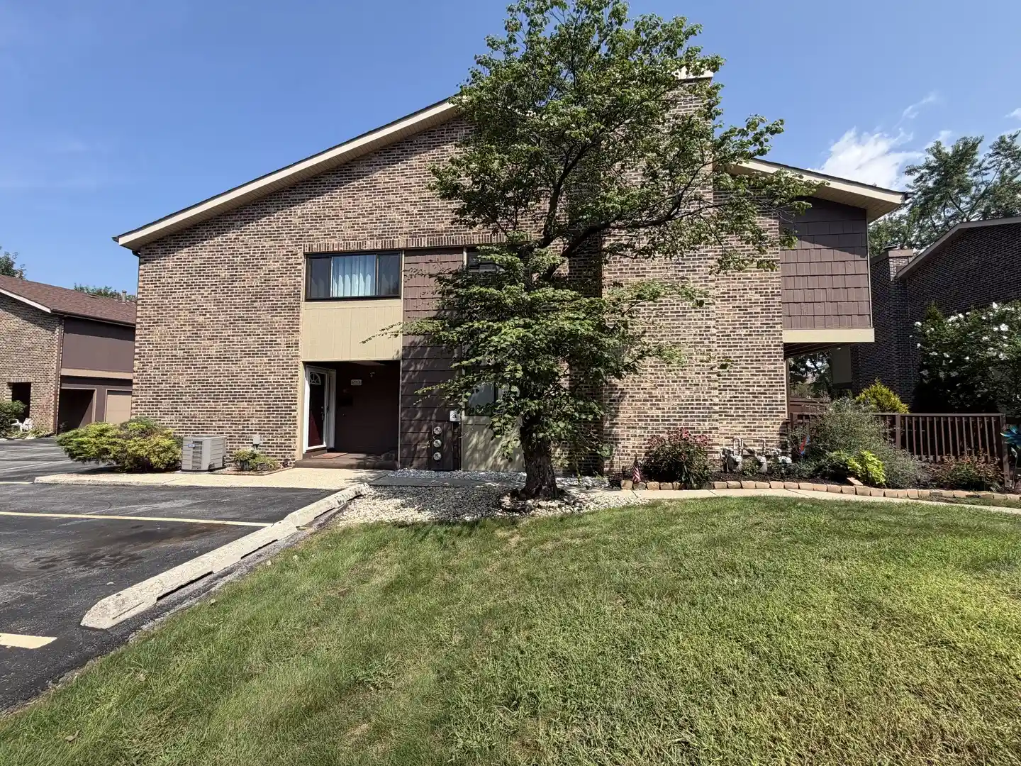 Listing Photo 2 - Condo for sale in 1 W Stonebridge Ct located at 1 W Stonebridge Ct, Palos Hills, IL 60465 - Unit #1C