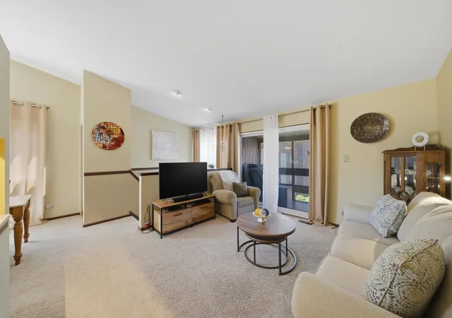 Listing Photo 5 - Condo for sale in building located at 1 W Stonebridge Ct, Palos Hills, IL 60465 - Unit #1C
