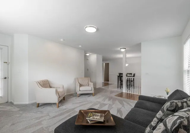 Listing Photo 5 - Condo for sale in building located at 4 Taylor Ct, Streamwood, IL 60107 - Unit #A
