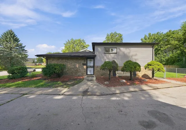 Photo 3 of Single family home for sale at 15207 Waterman Dr, South Holland, IL 60473 | MLS# 12737362 | Listing updated on 2026-10-05