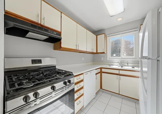 Photo 4 of Condo for sale at 774 Terrace Ct #R, Elgin, IL 60120 | MLS# 12737418 | Listing updated on 2026-10-07