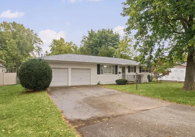 Photo 2 of Single family home for sale at 324 W Washington St, Arcola, IL 61910 | MLS# 12737640 | Listing updated on 2026-10-20