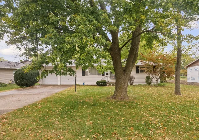 Photo 3 of Single family home for sale at 324 W Washington St, Arcola, IL 61910 | MLS# 12737640 | Listing updated on 2026-10-20
