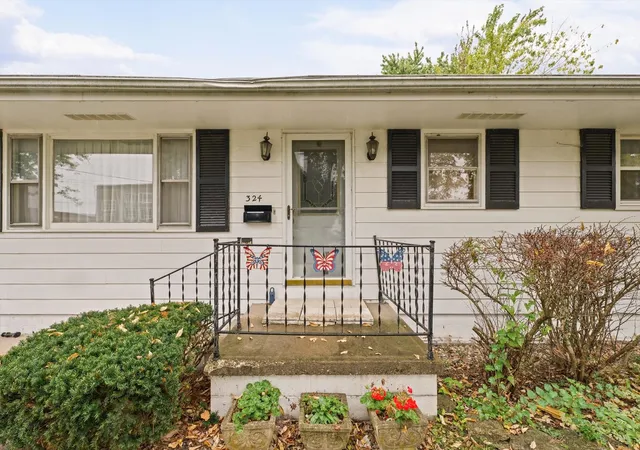 Photo 4 of Single family home for sale at 324 W Washington St, Arcola, IL 61910 | MLS# 12737640 | Listing updated on 2026-10-20