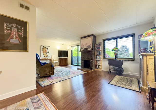 Photo 4 of Condo for sale at 917 Vose Dr #102, Gurnee, IL 60031 | MLS# 12737701 | Listing updated on 2026-09-16