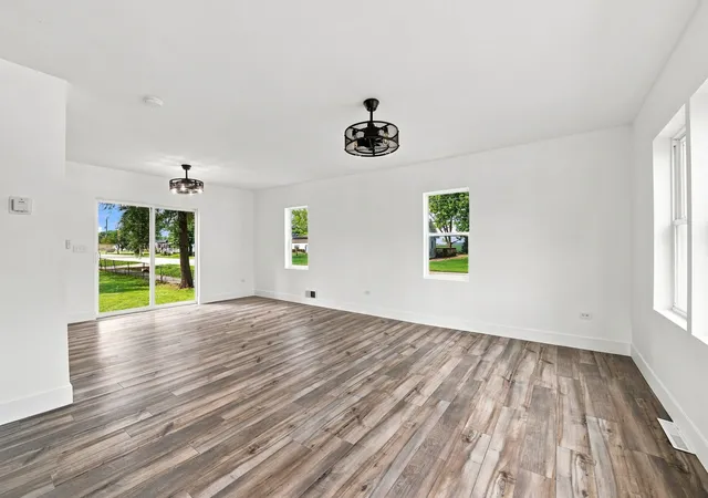 Photo 3 of Single family home for sale at 18395 W South St, Wilmington, IL 60481 | MLS# 12737751 | Listing updated on 2026-09-28