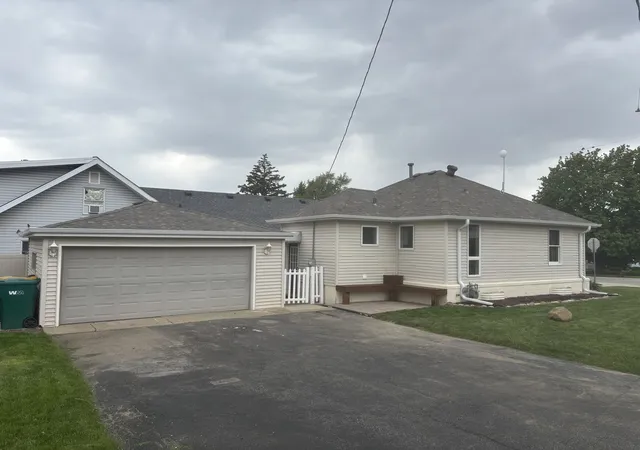 Photo 2 of Single family home for sale at 527 E 17th Street, Lockport, IL 60441 | MLS# 12737826 | Listing updated on 2026-09-28