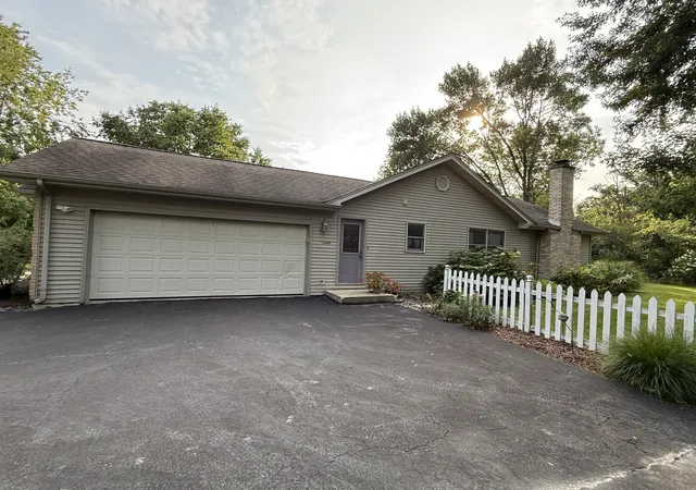Photo 3 of Single family home for sale at 3940 Gloucester Dr, Crete, IL 60417 | MLS# 12737846 | Listing updated on 2026-10-04