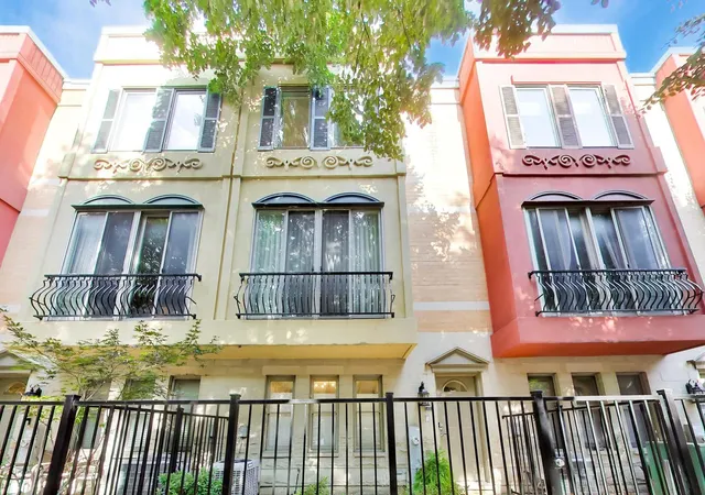 Photo 1 of Townhouse for sale at 515 N Peoria St, Chicago, IL 60642 | MLS# 12737928 | Listing updated on 2026-09-13