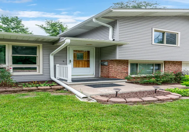 Photo 2 of Sale Pending at 803 16th Street, Bettendorf, IA 52722 | MLS# 12737974 | Listing updated on 2026-10-20