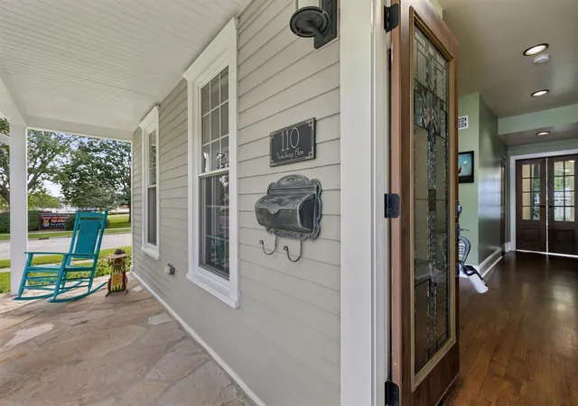 Photo 3 of Single family home for sale at 110 S Walkup Ave, Crystal Lake, IL 60014 | MLS# 12738040 | Listing updated on 2026-09-09