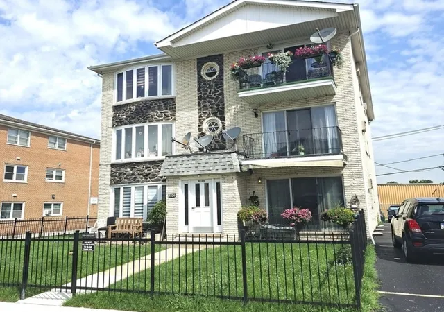 Listing Photo 1 - Condo for sale in building located at 8106 Marion Dr, Justice, IL 60458 - Unit #1W