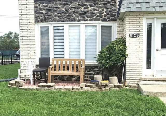 Listing Photo 2 - Condo for sale in building located at 8106 Marion Dr, Justice, IL 60458 - Unit #1W