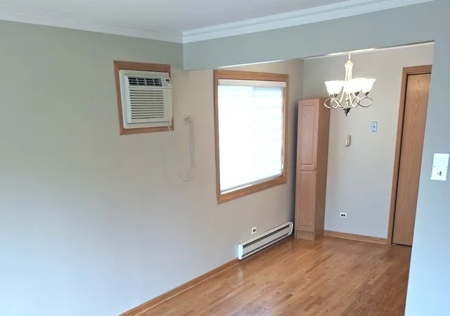 Listing Photo 3 - Condo for sale in building located at 8106 Marion Dr, Justice, IL 60458 - Unit #1W