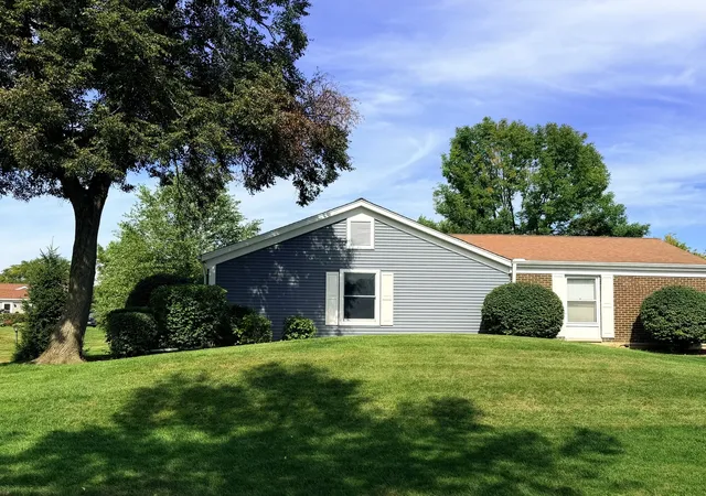 Photo 2 of Townhouse for sale at 1066 Dartmouth Dr, Wheaton, IL 60189 | MLS# 12738257 | Listing updated on 2026-09-27