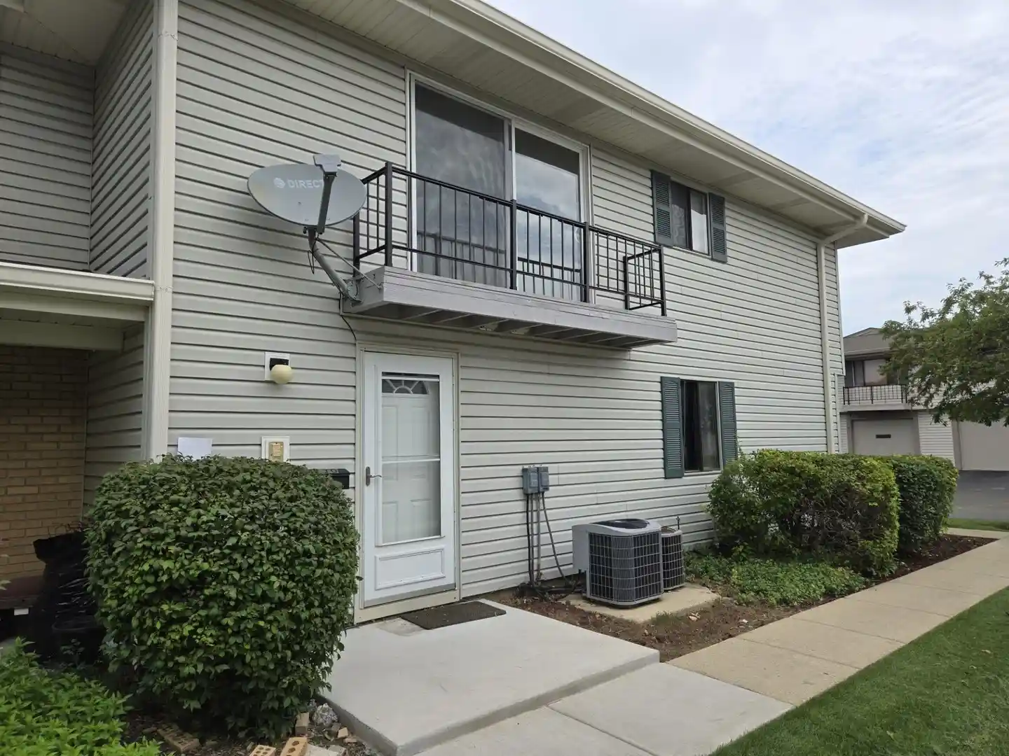 Listing Photo 2 - Condo for sale in 230 Patuxet Ct located at 230 Patuxet Ct, Schaumburg, IL 60194 - Unit #230