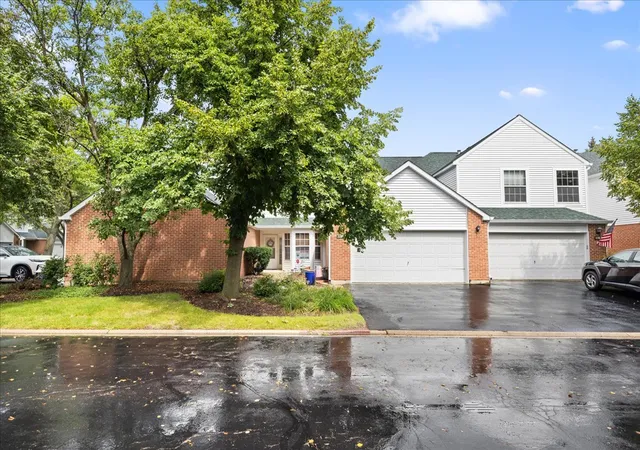 Photo 2 of Townhouse for sale at 136 Hemstead St, Lake Bluff, IL 60044 | MLS# 12738905 | Listing updated on 2026-09-24