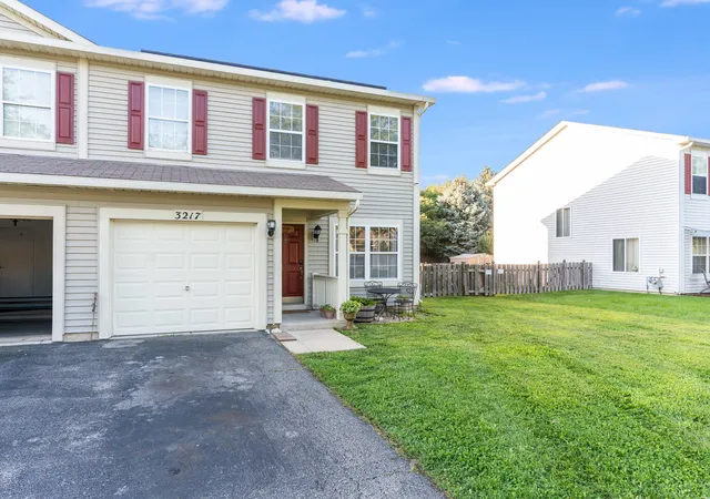 Listing Photo 5 - Condo for sale in building located at 3217 Hoffman St, Plano, IL 60545