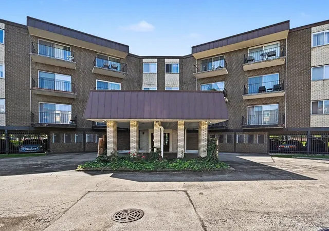 Listing Photo 1 - Condo for sale in building located at 9840 S Pulaski Rd, Oak Lawn, IL 60453 - Unit #314