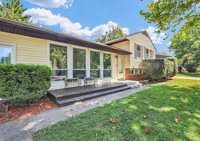 Photo 4 of Single family home for sale at 1912 Clover Ln, Champaign, IL 61821 | MLS# 12739235 | Listing updated on 2026-09-11