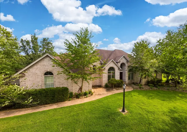 Photo 1 of Single family home for sale at 2201 Kingspointe Dr, Marion, IL 62959 | MLS# 12739453 | Listing updated on 2026-09-12