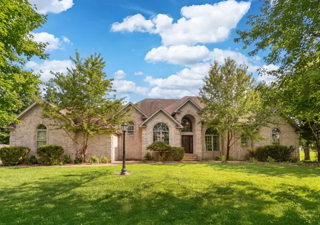 Photo 2 of Single family home for sale at 2201 Kingspointe Dr, Marion, IL 62959 | MLS# 12739453 | Listing updated on 2026-09-12