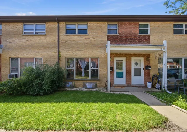 Photo 1 of Sale Pending at 207 Linn Ct #B, North Aurora, IL 60542 | MLS# 12739462 | Listing updated on 2026-10-08
