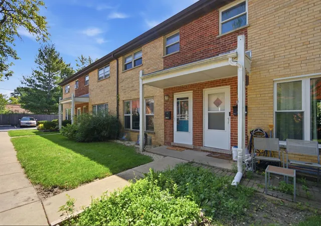 Photo 2 of Sale Pending at 207 Linn Ct #B, North Aurora, IL 60542 | MLS# 12739462 | Listing updated on 2026-10-08