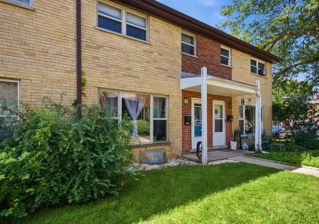 Photo 3 of Sale Pending at 207 Linn Ct #B, North Aurora, IL 60542 | MLS# 12739462 | Listing updated on 2026-10-08