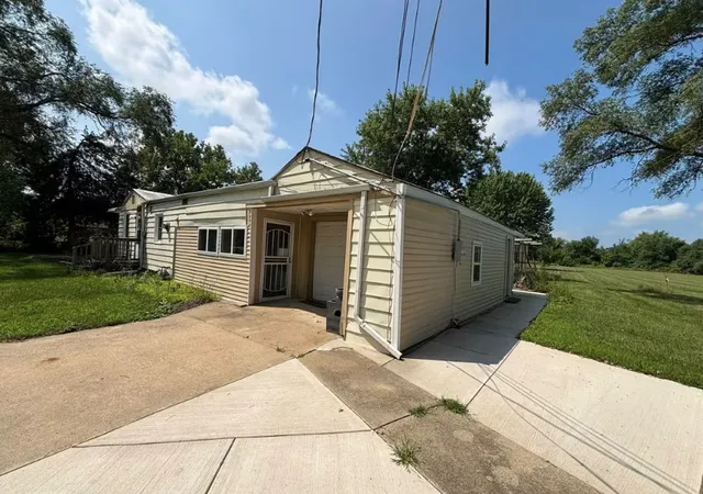 Photo 3 of Single family home for sale at 800 Lavern Ave, Machesney Park, IL 61115 | MLS# 12739680 | Listing updated on 2026-09-06