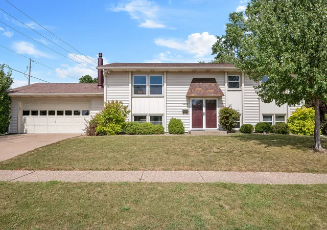 Photo 2 of Sale Pending at 3333 35th Avenue, Moline, IL 61265 | MLS# 12739692 | Listing updated on 2026-09-23