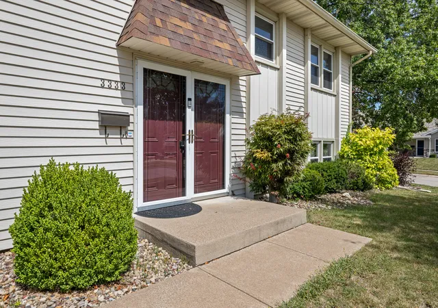 Photo 3 of Sale Pending at 3333 35th Avenue, Moline, IL 61265 | MLS# 12739692 | Listing updated on 2026-09-23