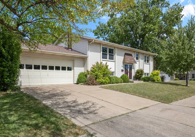 Photo 3 of Sale Pending at 3333 35th Avenue, Moline, IL 61265 | MLS# 12739692 | Listing updated on 2026-09-23