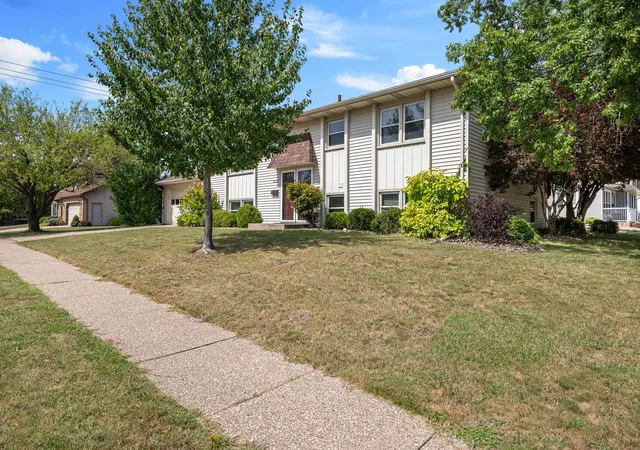Photo 4 of Sale Pending at 3333 35th Avenue, Moline, IL 61265 | MLS# 12739692 | Listing updated on 2026-09-23