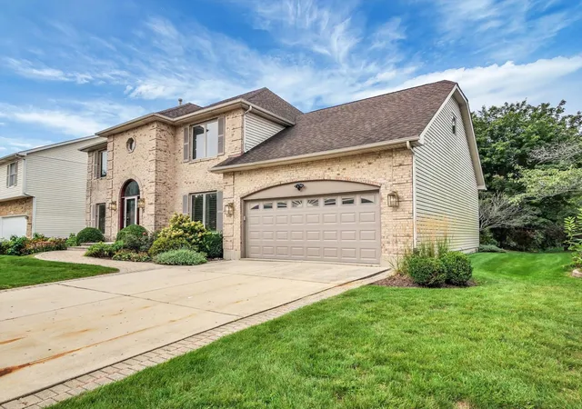 Photo 3 of Single family home for sale at 640 Downey St, Hoffman Estates, IL 60169 | MLS# 12739743 | Listing updated on 2026-09-22