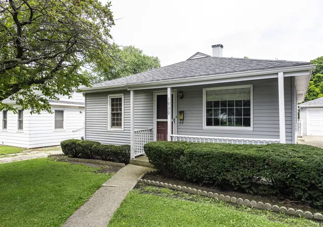 Photo 2 of Single family home for sale at 1939 Chestnut St, Waukegan, IL 60087 | MLS# 12740042 | Listing updated on 2026-10-07