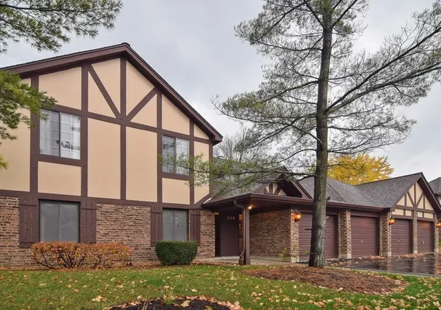 Listing Photo 2 - Condo for sale in building located at 1758 Plymouth Ct, Wheaton, IL 60189 - Unit #C