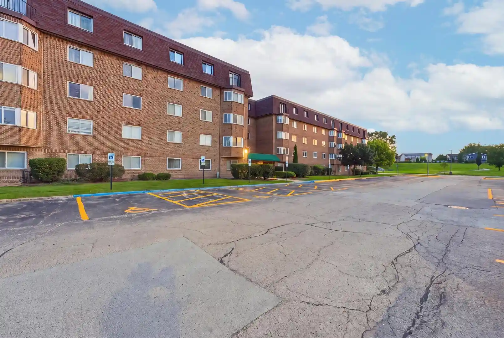 Listing Photo 2 - Condo for sale in 300 S Roselle Rd located at 300 S Roselle Rd, Schaumburg, IL 60193 - Unit #522