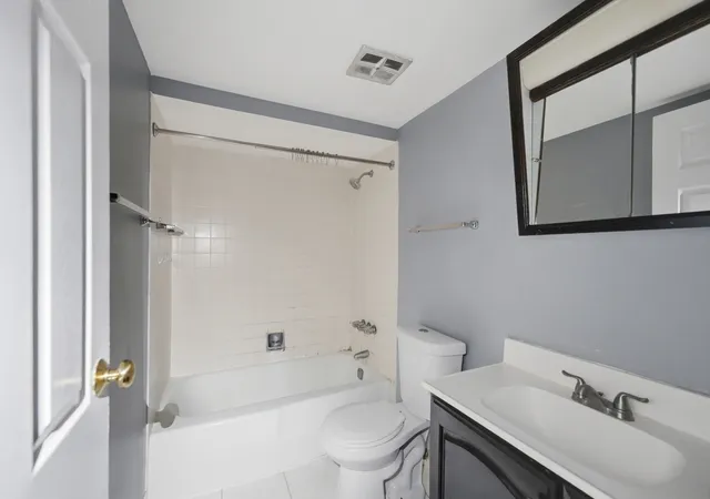 Listing Photo 4 - Condo for sale in building located at 300 S Roselle Rd, Schaumburg, IL 60193 - Unit #522