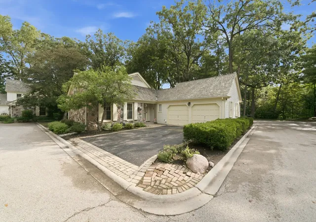 Photo 2 of Single family home for sale at 1 Ct Of Bucks County, Lincolnshire, IL 60069 | MLS# 12740210 | Listing updated on 2026-09-17