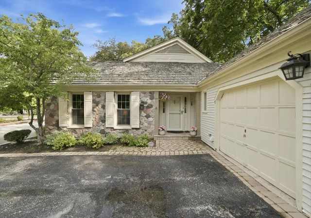 Photo 3 of Single family home for sale at 1 Ct Of Bucks County, Lincolnshire, IL 60069 | MLS# 12740210 | Listing updated on 2026-09-17