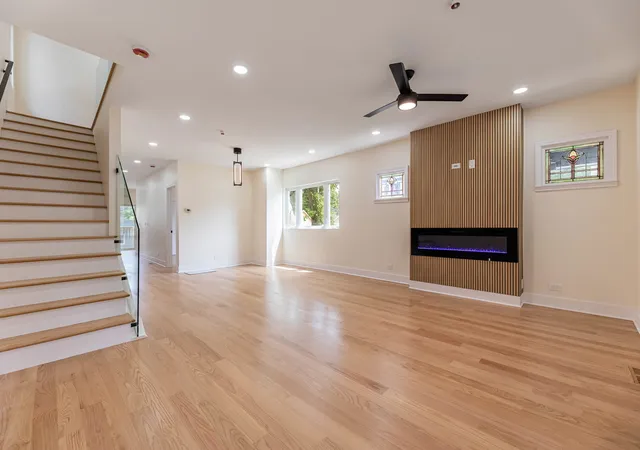 Photo 3 of Single family home for sale at 544 S Oak Park Ave, Oak Park, IL 60304 | MLS# 12740377 | Listing updated on 2026-10-21