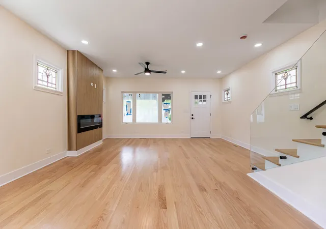 Photo 4 of Single family home for sale at 544 S Oak Park Ave, Oak Park, IL 60304 | MLS# 12740377 | Listing updated on 2026-10-21
