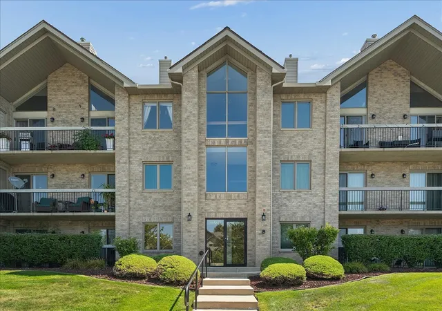 Listing Photo 1 - Condo for sale in building located at 14011 Norwich Ln, Orland Park, IL 60467 - Unit #304