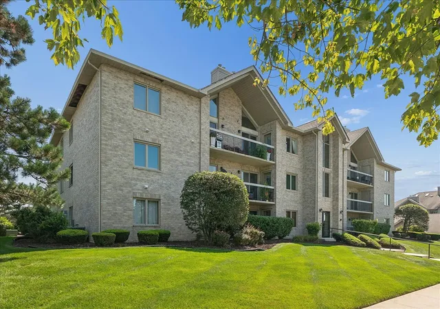Listing Photo 2 - Condo for sale in building located at 14011 Norwich Ln, Orland Park, IL 60467 - Unit #304
