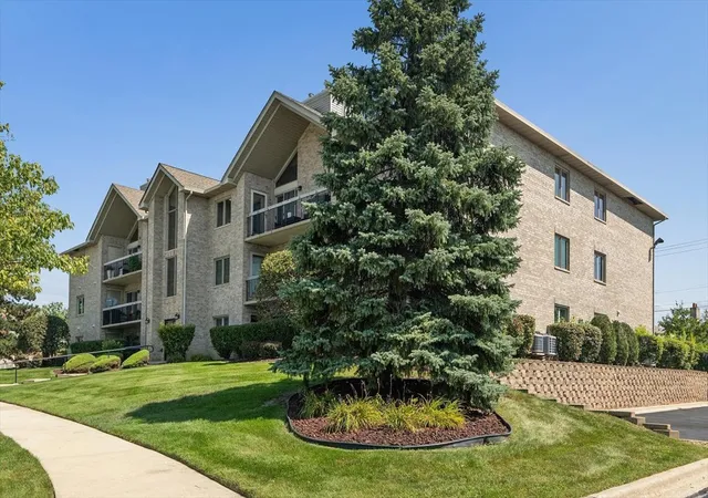Listing Photo 3 - Condo for sale in building located at 14011 Norwich Ln, Orland Park, IL 60467 - Unit #304